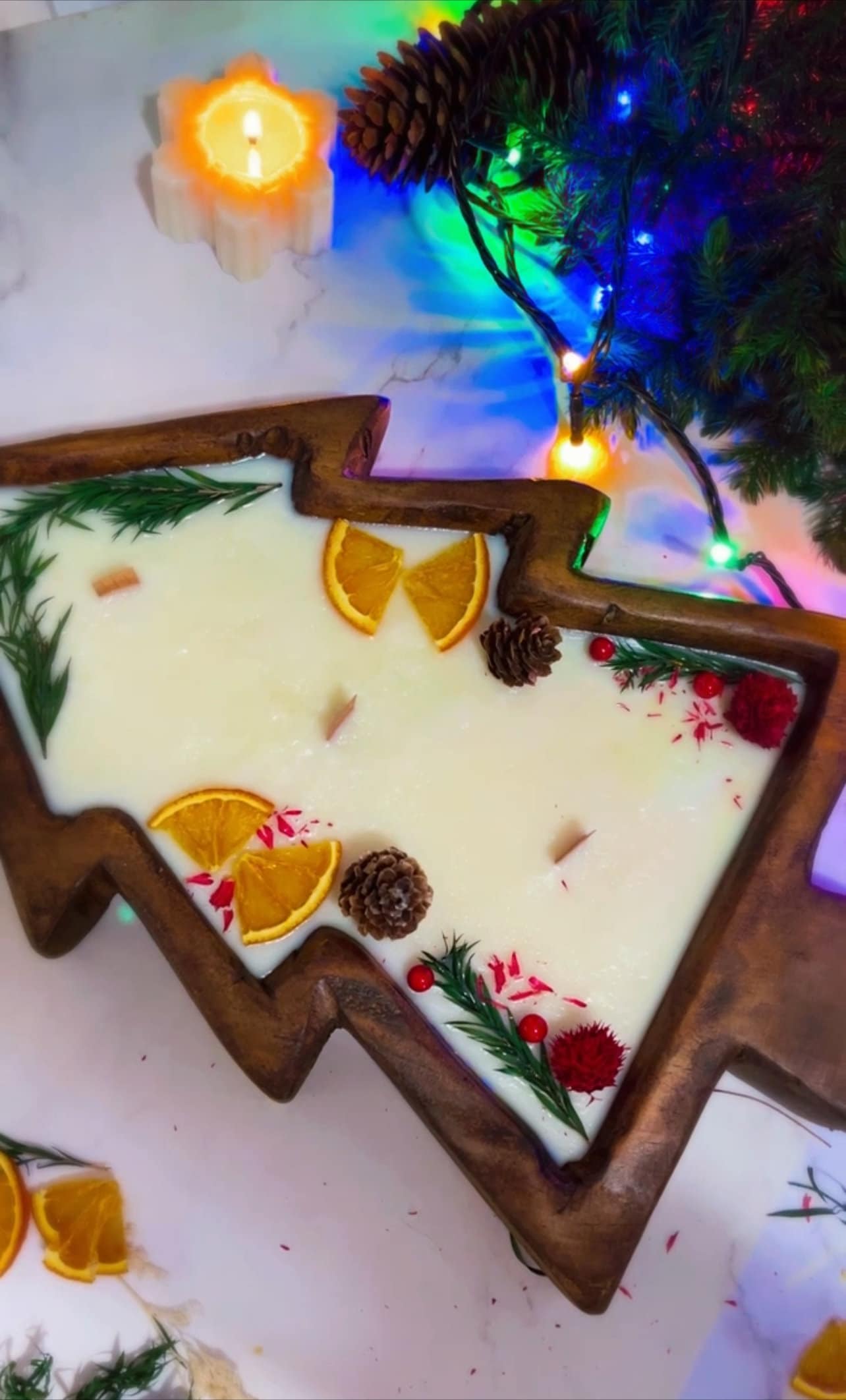 Large Christmas Tree Wooden Dough Bowl Scented Candle ~ Dried Orange Slices, Cloves, Cinnamon , Cranberry. Hand Crafted Wooden Candle.