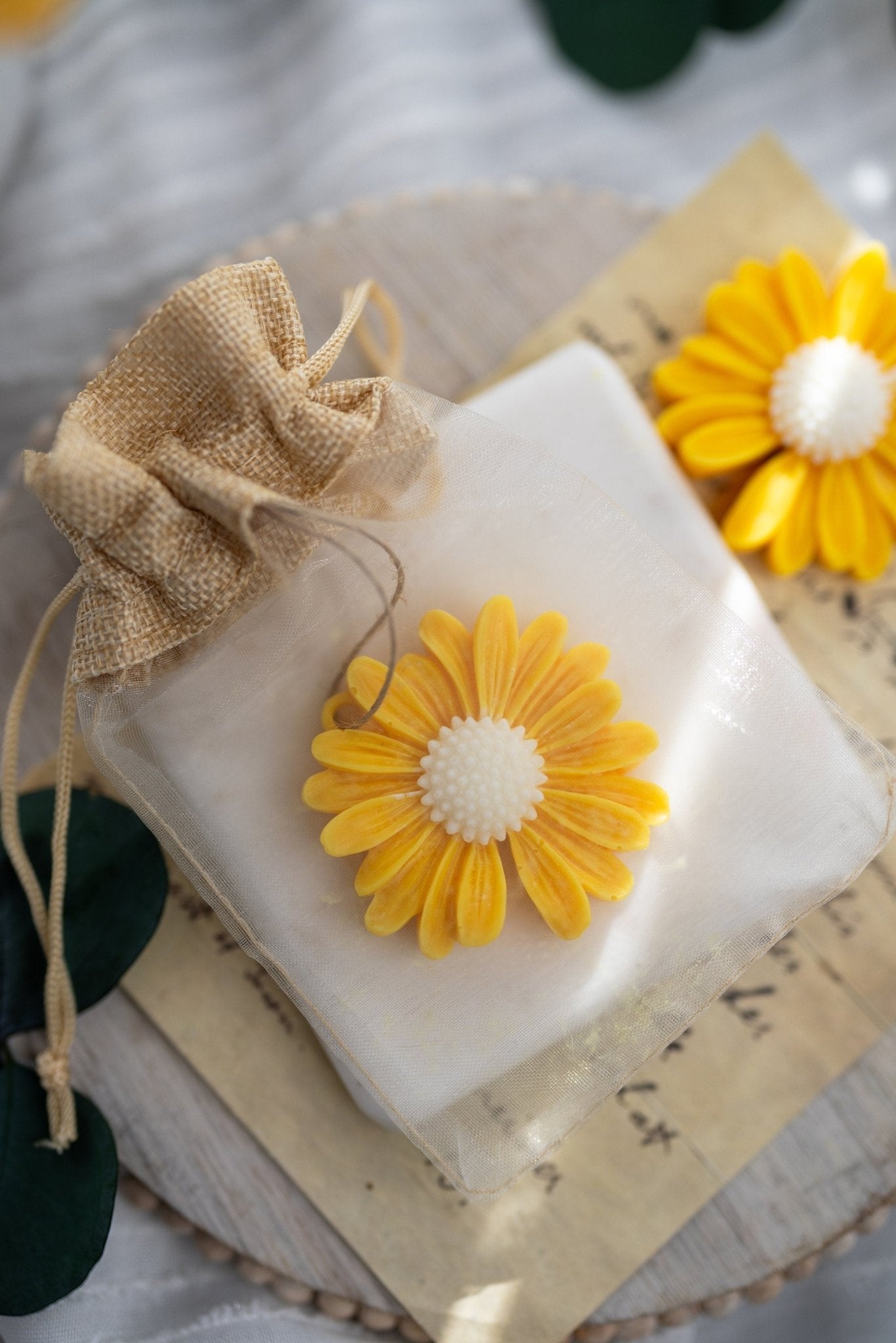 Beautiful Spring Daisy Soy Wax Sachet Wax Melt Gift, Rose Candle Favors, Bridesmaid Favors for Guest, Engagement Gift