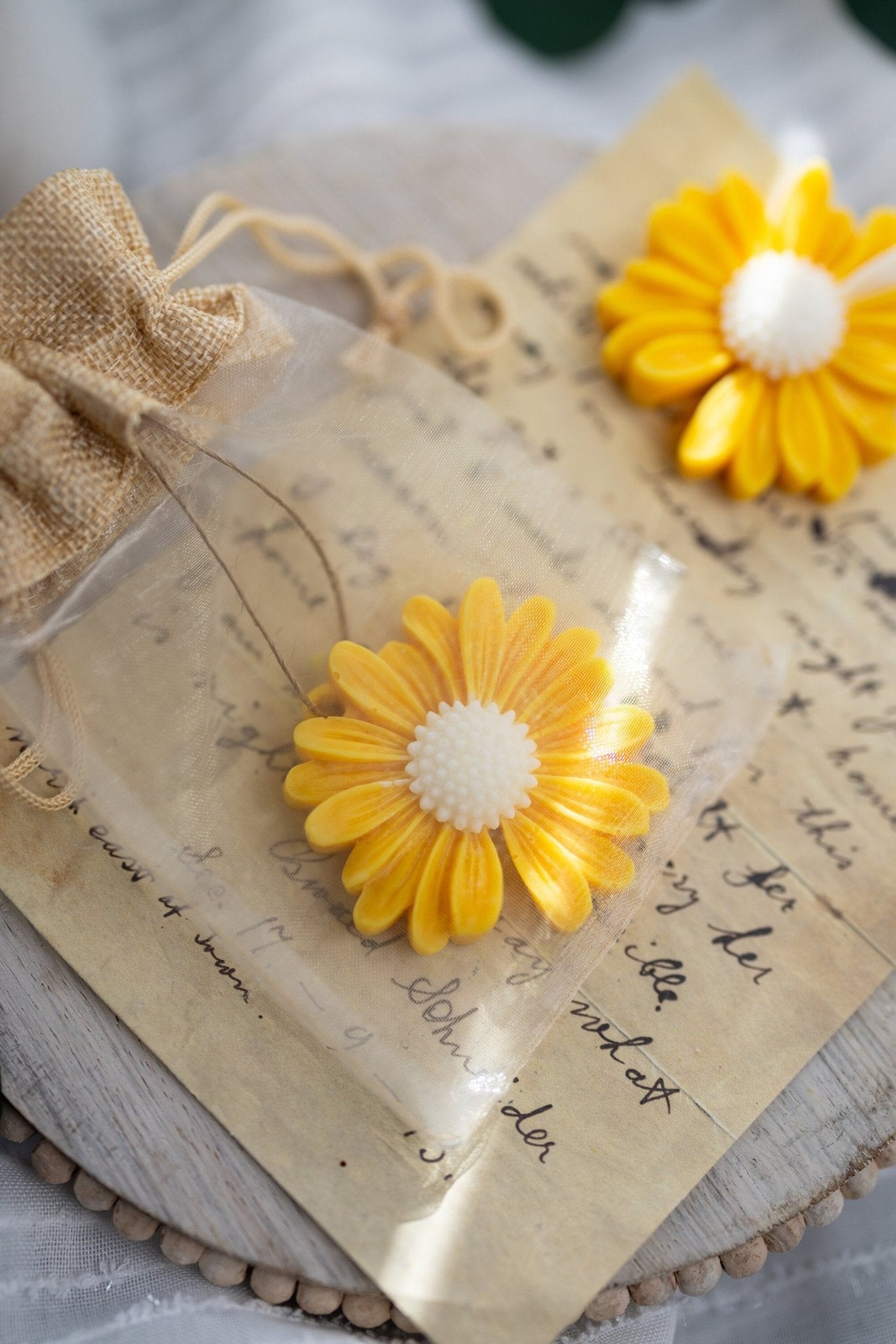 Beautiful Spring Daisy Soy Wax Sachet Wax Melt Gift, Rose Candle Favors, Bridesmaid Favors for Guest, Engagement Gift